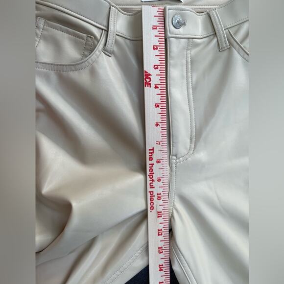 Abercrombie Curve Love 90’s Ultra High Rise Straight vegan Leather Cream 8 Short - Picture 9 of 11